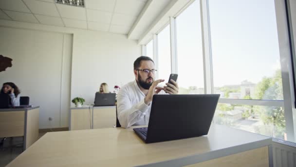 Mannen med prylar i office — Stockvideo