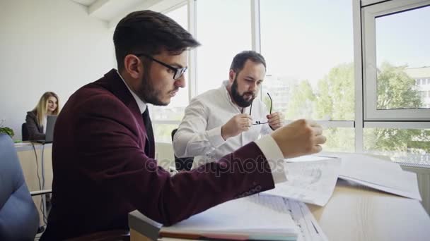 Vídeo clipe de dois homens colaborando no projeto — Vídeo de Stock