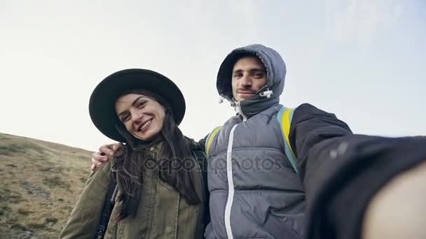 Jóvenes mochileros felices en la cima de una montaña — Vídeo de stock