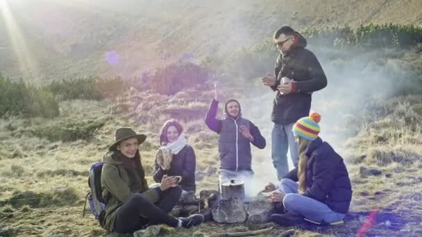 Cena de camping en la montaña — Vídeo de stock