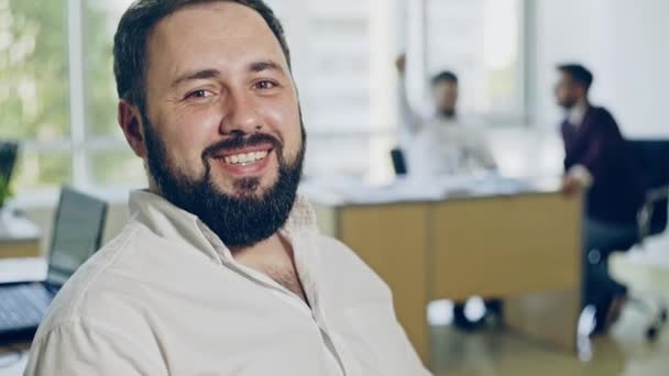 Hombre sonriente en la oficina — Vídeo de stock