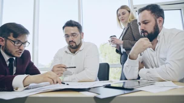 Gruppe von Geschäftskollegen bei einem Meeting — Stockvideo