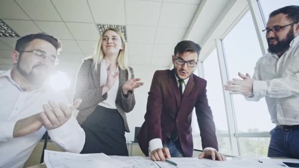 Vier Geschäftskollegen in einem Büro applaudieren — Stockvideo