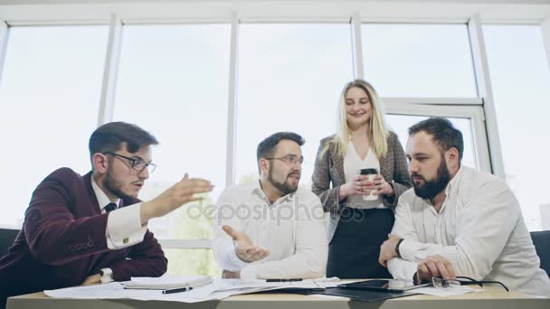 Groep zakenlieden en vrouw in een vergadering — Stockvideo