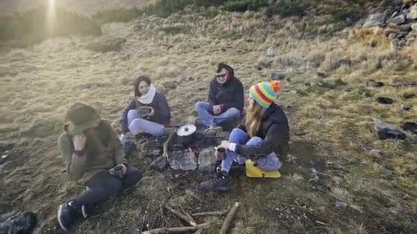 Arkadaşlar tanıdık bir ocağın alanında turist parlak güneş banyosu. — Stok video