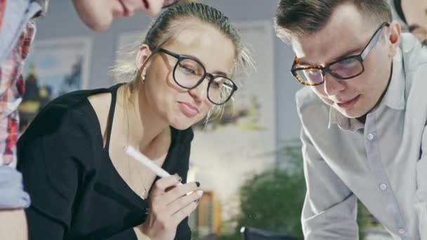 Young woman sharing ideas with co-workers — Stock Video