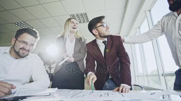 Trabalhadores de escritório alegres discutindo seu projeto — Vídeo de Stock