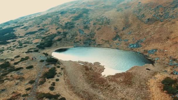 Гірське озеро між зелені пагорби — стокове відео