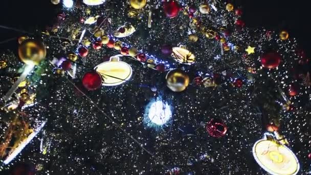 Openlucht Kerstboom in de schemering, verlicht met felle kleurrijke lichten — Stockvideo