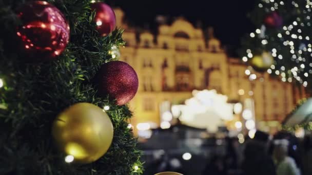 プラハの夜照明の背景アーキテクチャにクリスマス ツリーのモミの枝。選択と集中 — ストック動画