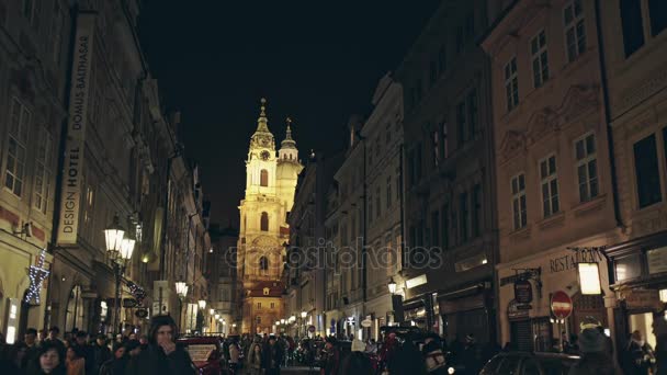 Praga, República Checa - 25 de dezembro de 2017. Rua lotada na cidade velha à noite . — Vídeo de Stock