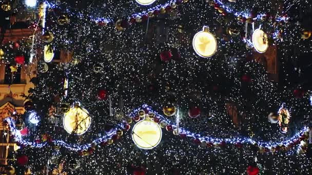 Велика новорічна ялинка з красивими гірляндами та прикрасами вночі крупним планом . — стокове відео