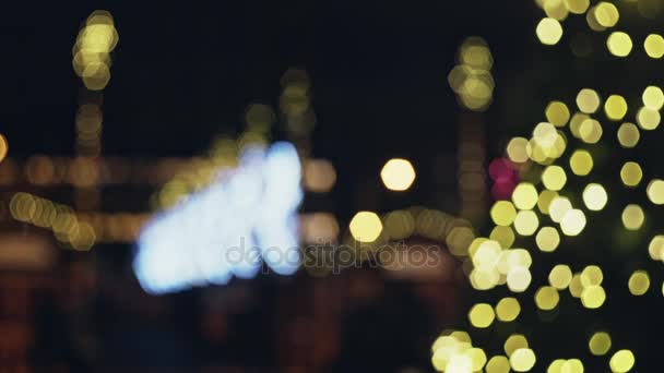 Primer plano de las bolas de Navidad del árbol de Navidad izquierda y derecha, Bokeh y la calle en el fondo . — Vídeos de Stock