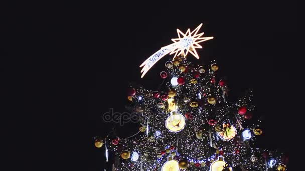 上に明るい星とトワイライトのクリスマス ツリー — ストック動画