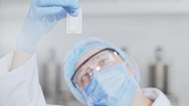 Químico con gafas de seguridad en el laboratorio — Vídeo de stock