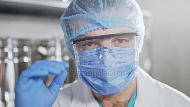 Close-up portrait of a dedicated and happy surgeon — Stock Video