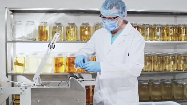 Mężczyzn, produkcji środków aromatyzujących w produkcji laboratorium — Wideo stockowe