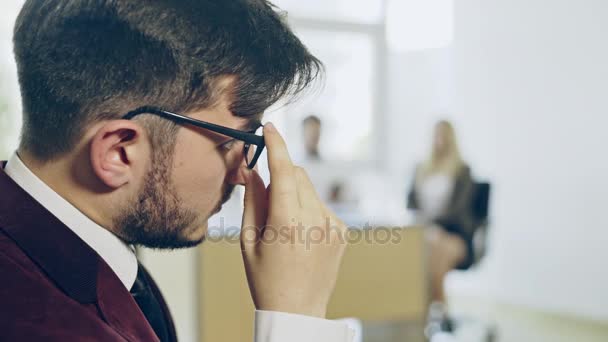 Närbild porträtt av attraktiva affärsman på arbetsplatsen. Livsstilskoncept — Stockvideo