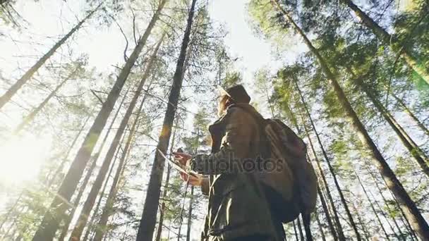 在森林中使用指南针迷路的妇女 — 图库视频影像