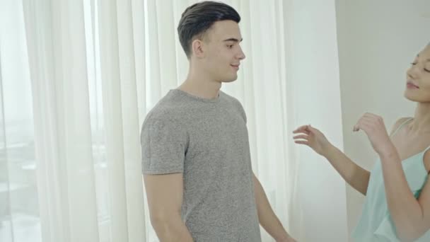 Jeune femme courant dans les bras de son petit ami — Video