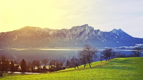 Schöner sommerlicher Alpensee — Stockvideo