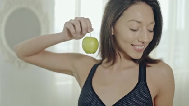 Mujer alegre con manzana verde teniendo dieta — Vídeo de stock