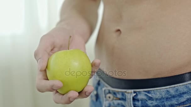 Mujer de la cosecha con manzana verde en la mano — Vídeos de Stock