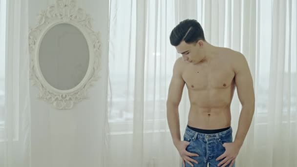 Спортивний чоловік без сорочки в джинсі — стокове відео