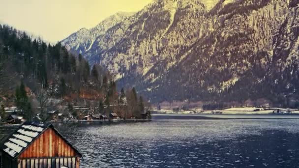 山、湖、冬は小屋の風景. — ストック動画
