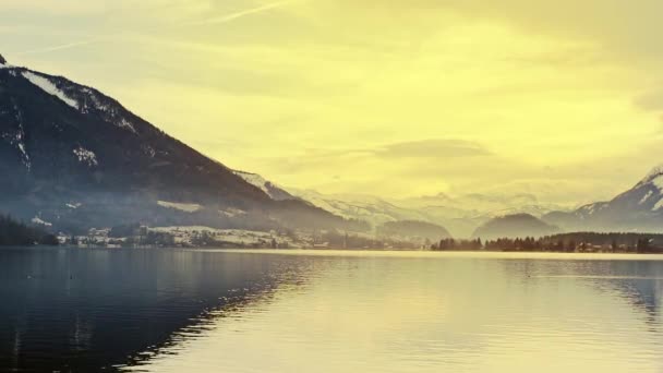 Horské jezero na úpatí rakouských Alp v době východu slunce. Krásná úvaha a mlha. — Stock video