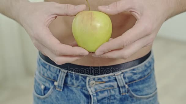Άνθρωπο με ένα μήλο στο χέρι του. έννοια της υγιεινής διατροφής. — Αρχείο Βίντεο
