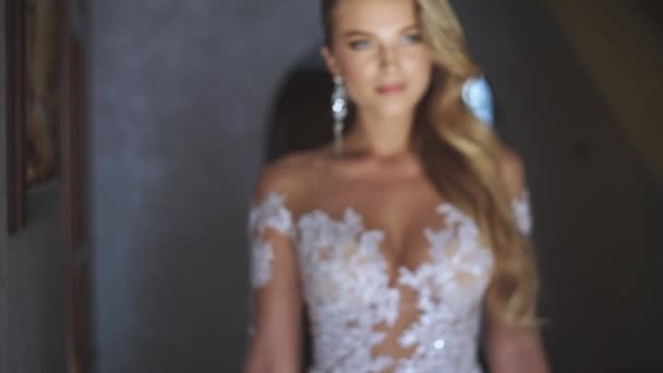 Preciosa mujer rubia en un elegante vestido blanco — Vídeos de Stock