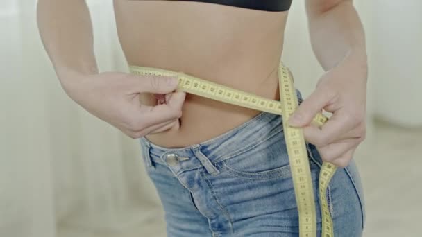 Femme mesurant la forme parfaite de la belle taille, mode de vie sain concept . — Video