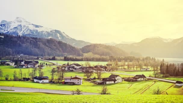 Stugor på gröna ängar i bergen Österrike alpin — Stockvideo