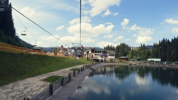 BUKOVEL, UCRANIA - 4 DE MAYO DE 2016: personas desconocidas de vacaciones en la popular estación de esquí de Bukovel — Vídeo de stock