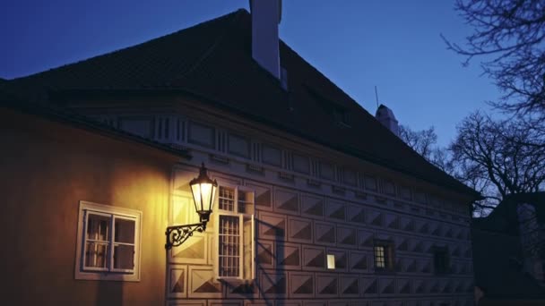 Ένα παλιό δωμάτιο με ένα φακό το βράδυ στο κάστρο της Πράγας νύχτα του χρόνου. — Αρχείο Βίντεο