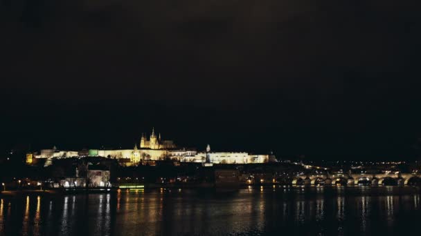 Karlsbrücke und Prager Burg in der Dämmerung, Prag, Tschechische Republik — Stockvideo