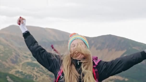 Bonita joven bailando y celebrando — Vídeo de stock