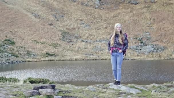 Contenido chica con mochila en la naturaleza — Vídeos de Stock