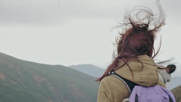 Mujer contenta con mochila en la naturaleza — Vídeos de Stock