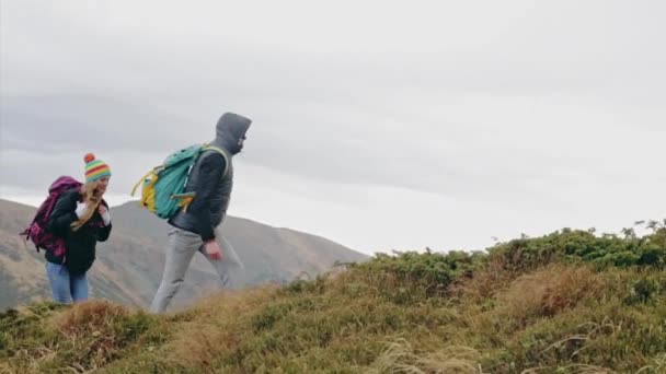 Groep wandelaars in de bergen — Stockvideo