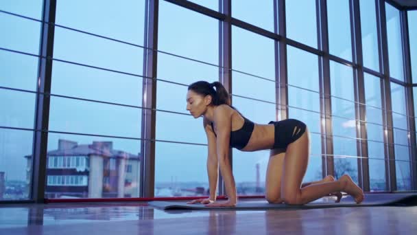 Jonge vrouw doen yoga kat pose — Stockvideo