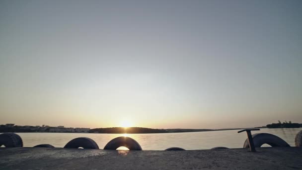 Mladá dívka, baletka v růžové baletní sukně poblíž místní jezero — Stock video