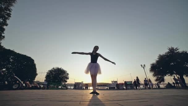 Performance on the city street. The art of dance. Classical ballet. — Stock Video
