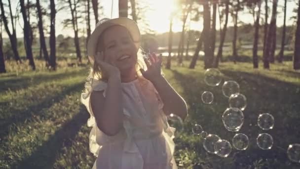 Chica jugando con burbujas de jabón en el sol — Vídeos de Stock