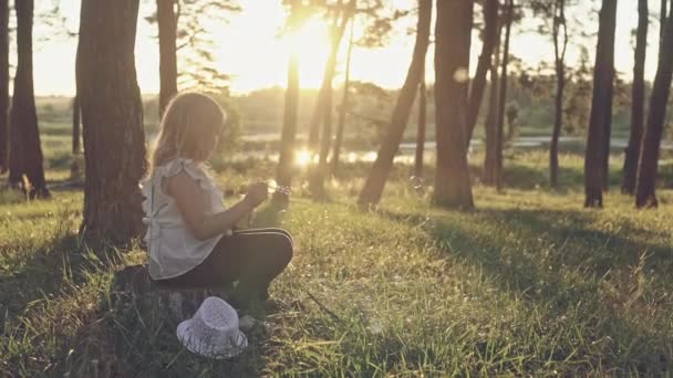 Enfant avec bulles de savon dans les bois — Video