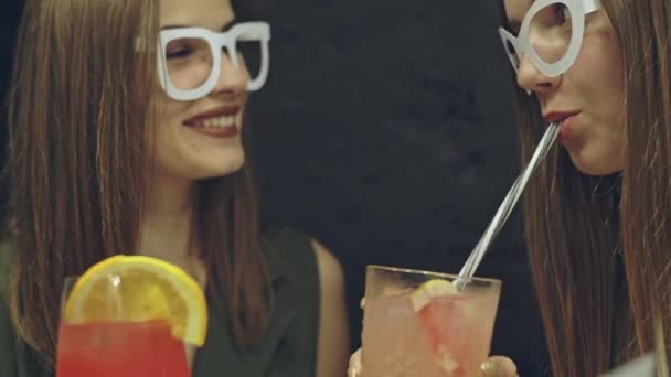 Stilvolle Freundinnen genießen Drinks — Stockvideo