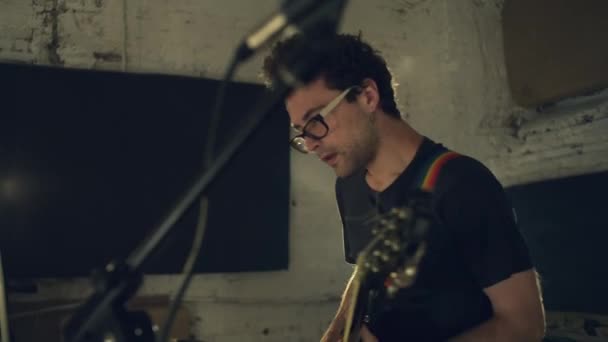 Profesionální mužský hudebník hraje na kytaru. — Stock video
