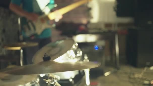 Close-up de baterista tocando Snare Drum no kit no estúdio — Vídeo de Stock