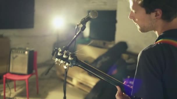 Rock müzisyeni elektrik gitar çalıyor. — Stok video